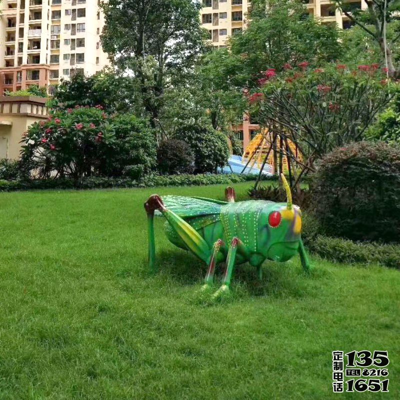 草地上玻璃钢卡通蚱蜢雕塑
