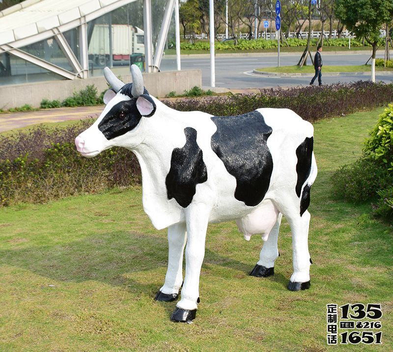 农场玻璃钢仿真卡通奶牛雕塑 农场玻璃钢仿真卡通奶牛雕塑