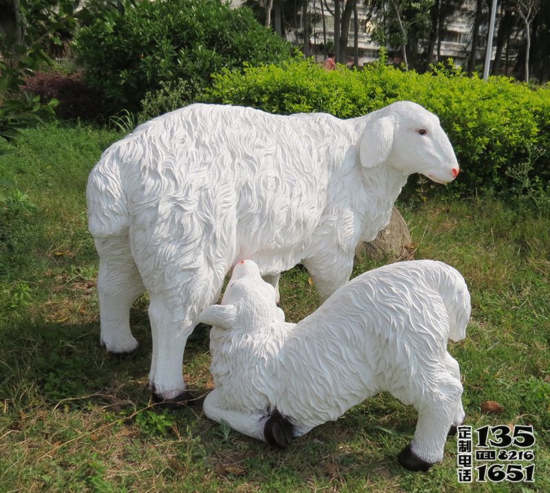 公园景区玻璃钢仿真绵羊雕塑