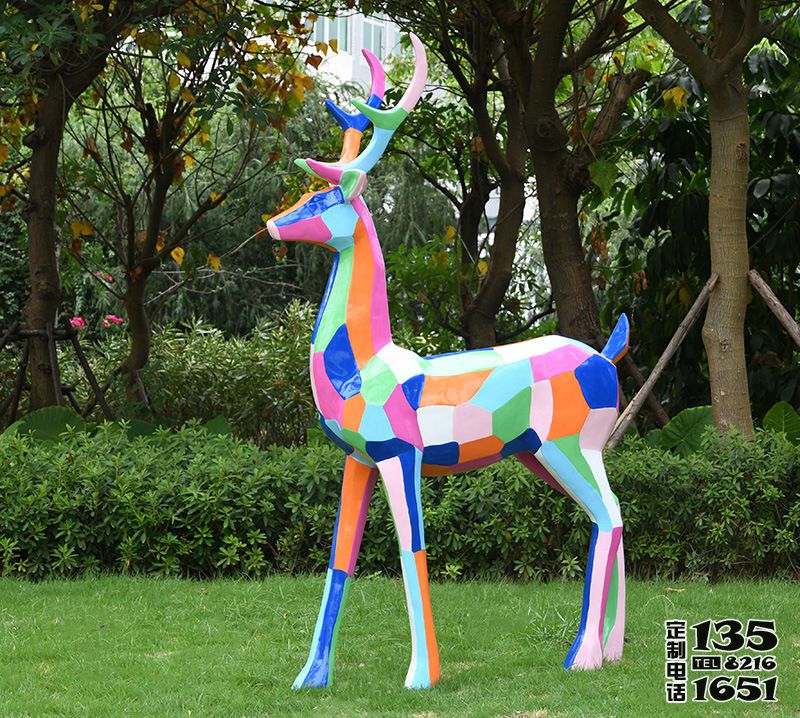 景区玻璃钢彩绘几何梅花鹿雕塑 景区玻璃钢彩绘几何梅花鹿雕塑
