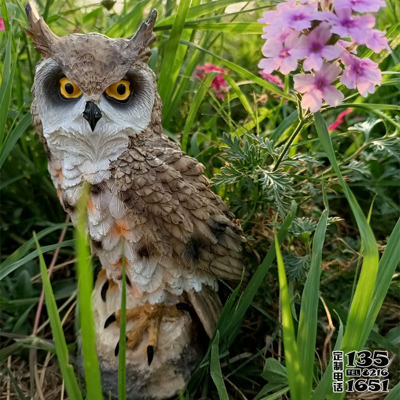 公园草丛中一只玻璃钢仿真动物猫头鹰雕塑 公园草丛中一只玻璃钢仿真动物猫头鹰雕塑