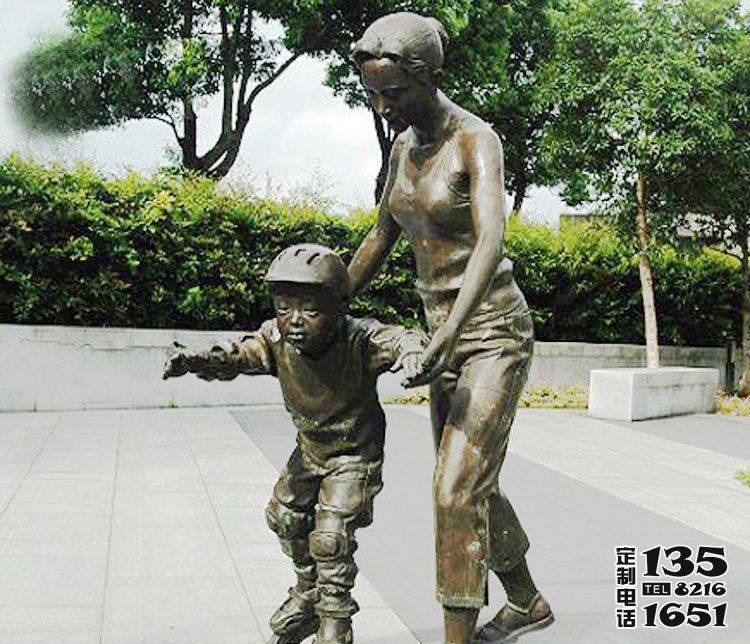 公园广场滑旱冰的玻璃钢仿铜人物雕塑 公园广场滑旱冰的玻璃钢仿铜人物雕塑
