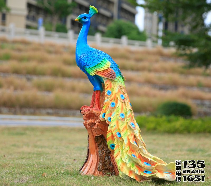 公园草坪摆放的玻璃钢彩绘孔雀雕塑