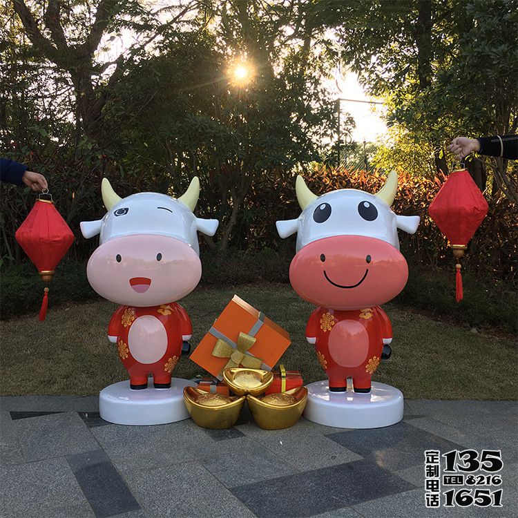 户外公园两只玻璃钢可爱卡通的牛雕塑 户外公园两只玻璃钢可爱卡通的牛雕塑