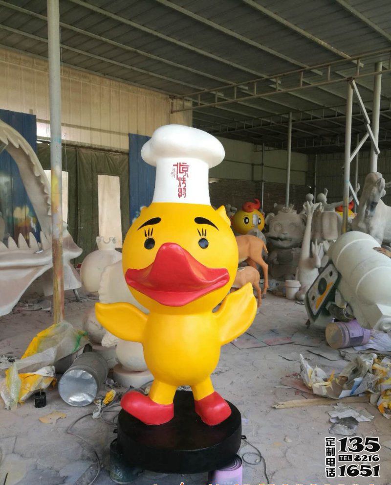 商场门口带厨师帽的玻璃钢彩绘鸭子雕塑 商场门口带厨师帽的玻璃钢彩绘鸭子雕塑