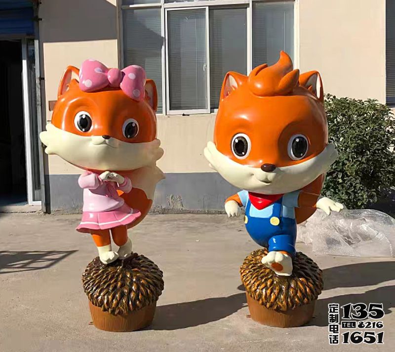 幼儿园两只站在松子上的卡通玻璃钢松鼠雕塑 幼儿园两只站在松子上的卡通玻璃钢松鼠雕塑