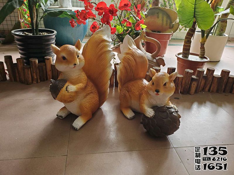 花园两只玩耍的玻璃钢卡通松鼠雕塑 花园两只玩耍的玻璃钢卡通松鼠雕塑