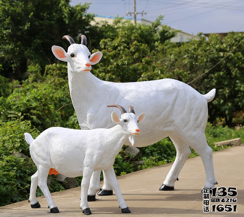 公园路边两只玻璃钢仿真山羊雕塑