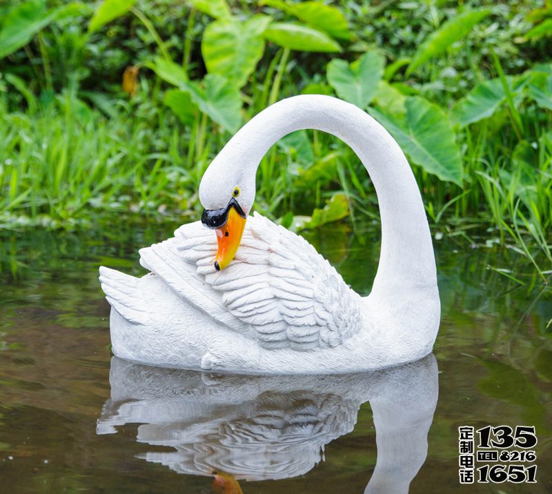 池塘湖边游泳的玻璃钢仿真天鹅雕塑