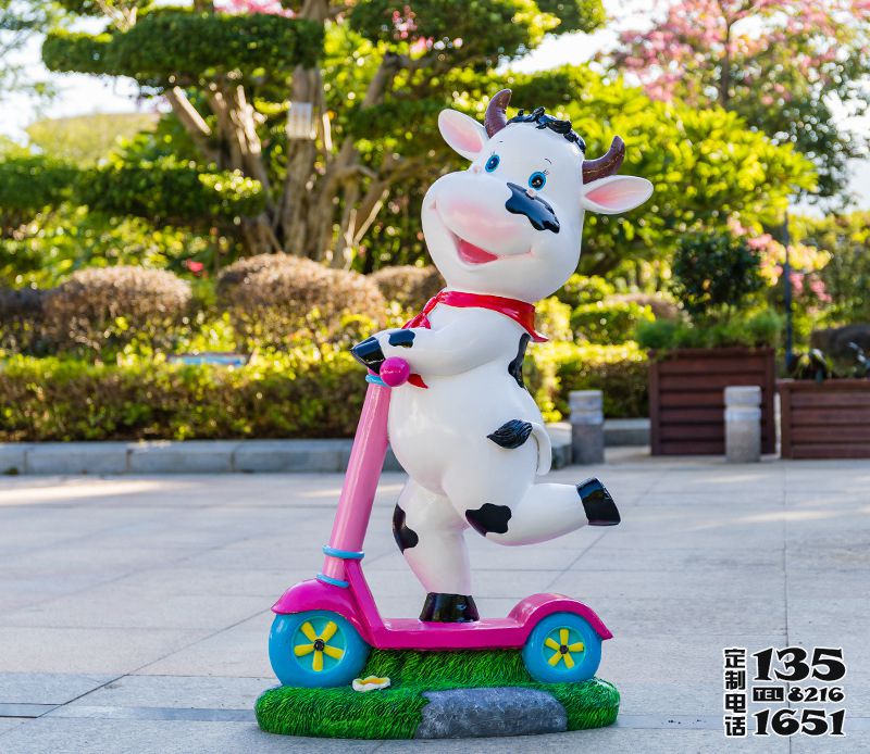 幼儿园卡通玻璃钢彩绘骑滑板车的小奶牛雕塑