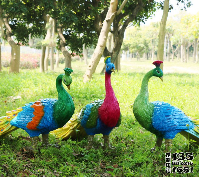 公园草地玻璃钢彩绘仿真孔雀雕塑 公园草地玻璃钢彩绘仿真孔雀雕塑