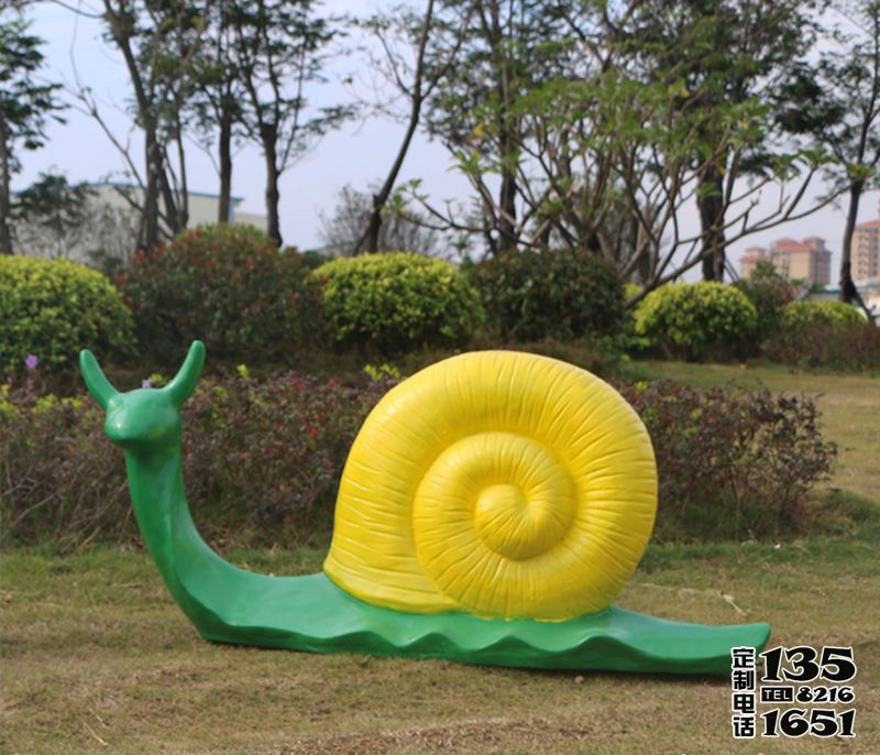 草地上摆放的中号的绿色玻璃钢彩绘蜗牛雕塑 草地上摆放的中号的绿色玻璃钢彩绘蜗牛雕塑